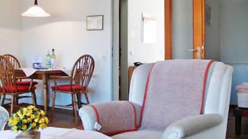 Standard Apartment, 1 Bedroom | Living room | Flat-screen TV