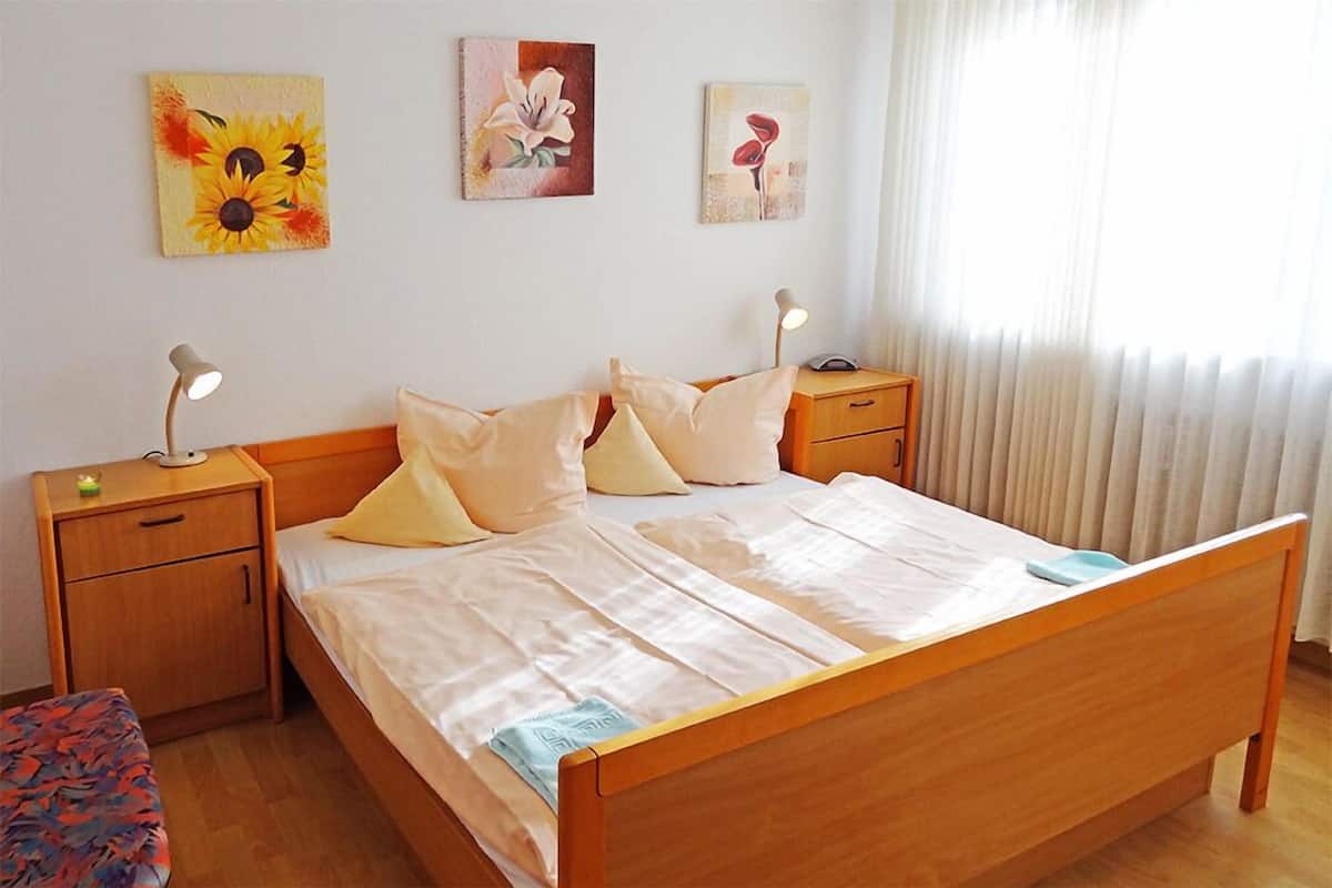 Standard Apartment, 2 Bedrooms (B) | 1 bilik tidur, seterika/papan seterika, Wi-fi percuma, cadar katil