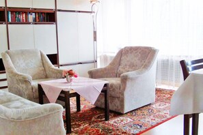 Standard Apartment, 2 Bedrooms (C) | Living room | Flat-screen TV - Appartementhaus Kurpark (Bad Krozingen)