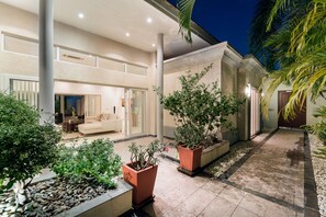 住宿正面 - 傍晚/夜晚