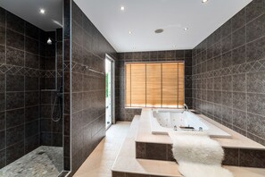 Design-Haus, Mehrere Betten, Nichtraucher, Meerblick | Dusche im Bad