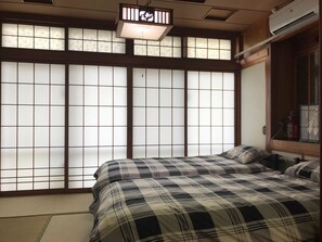 ツインルーム 2階 | セーフティボックス (室内)、WiFi (無料)、ベッドシーツ