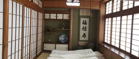 خزنة داخل الغرفة وواي فاي مجانًا وملاءات أسرّة