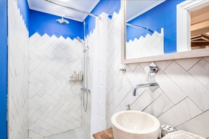 Dúplex tradicional | Baño | Regadera, amenidades de baño gratuitas, secadora de cabello, toallas 