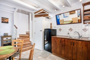 Tradisjonell toetasjesleilighet | Eget kjøkken | Kjøleskap, kokeplater, espressomaskin og kaffetrakter/tekoker