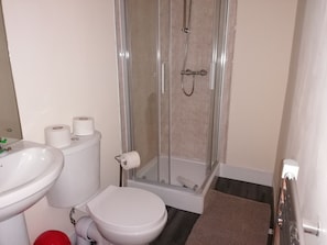 Camera Comfort, letti multipli, non fumatori | Bagno | Doccia, asciugamani