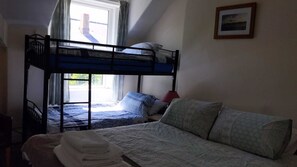 Standaard vierpersoonskamer | Luxe beddengoed, een strijkplank/strijkijzer, gratis wifi, beddengoed