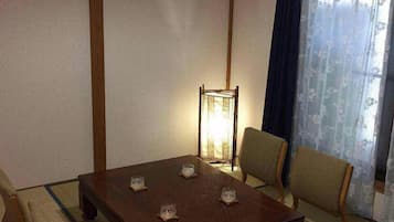 Nhà dành cho gia đình, 2 phòng ngủ (Private Vacation Home) | 2 phòng ngủ, bàn, truy cập Internet không dây miễn phí