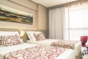 Frigobar, cofres nos quartos, escrivaninha