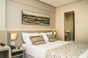 Minibar, in-room safe, desk, laptop workspace - Bristol Imperatriz Hotel (Imperatriz)