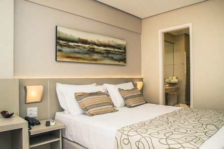 Minibar, caja fuerte, escritorio y espacio para trabajar con un portátil. Bristol Imperatriz Hotel
