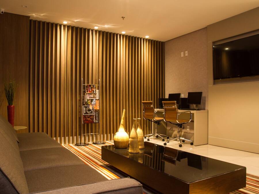 Una sala de estar moderna con un sofá, una mesa de centro y un televisor.