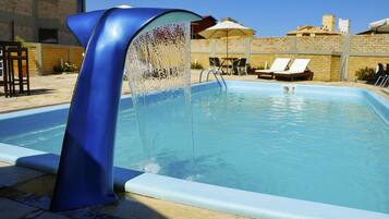 Piscina externa, funciona das 9h às 23h, guarda-sóis, espreguiçadeiras