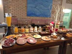 Un bufé de desayuno con diversas opciones de comida y bebidas.