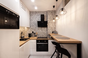 Appartamento Superior | Angolo cottura privato | Frigorifero, forno, piano cottura, macchina per tè/caffè
