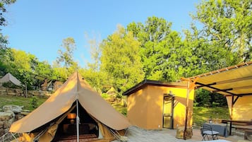3 bedrooms, down comforters, iron/ironing board, free WiFi