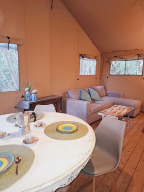 Bungalow de lujo, 2 habitaciones, accesible en silla de ruedas | Zona de estar | Una televisión de pantalla plana, libros