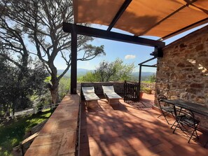 Leilighet – deluxe, terrasse, hageutsikt | 3 soverom, dundyner, strykejern/-brett og wi-fi (inkludert)