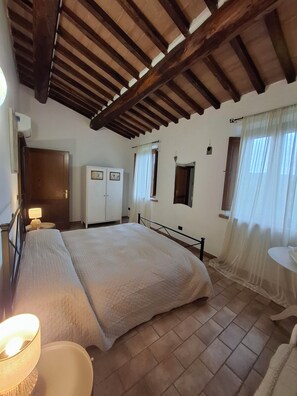 Leilighet – deluxe, terrasse, hageutsikt | 3 soverom, dundyner, strykejern/-brett og wi-fi (inkludert)