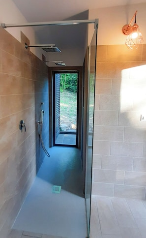 Tienda Deluxe | Baño | Ducha, secador de pelo, bidé y toallas