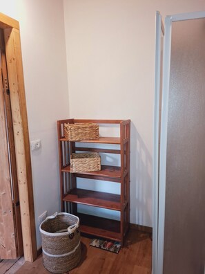 Luxury Bungalow, 2 Bedrooms, Mobility Accessible | Bathroom | Shower, free toiletries, hair dryer, bidet