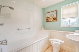 Double Room | Bathroom | Combined shower/tub, free toiletries, hair dryer, towels