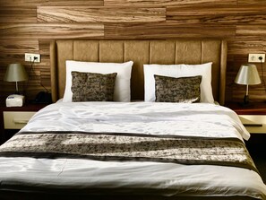 デラックス ダブルルーム クイーンベッド 1 台 禁煙 シティビュー | セーフティボックス (室内)、有線インターネットアクセス (無料)