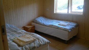 Cortines opaques, bressols gratuïts, wifi gratuïta i roba de llit