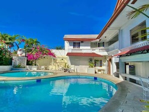 2 outdoor pools