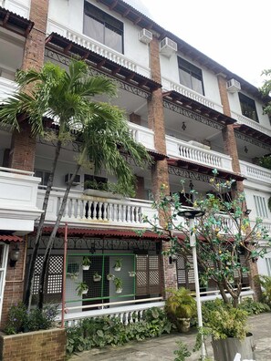 Terrace/patio - The Palacio de Laoag (Laoag)