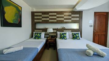 Neljän hengen deluxe-huone | Työpöytä, silitysrauta/-lauta, vuodevaatteet