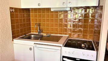 Réfrigérateur, micro-ondes, four, cafetiÚre/bouilloire