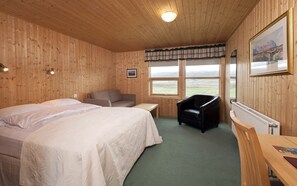 Hochwertige Bettwaren, Schreibtisch, Verdunkelungsvorhänge