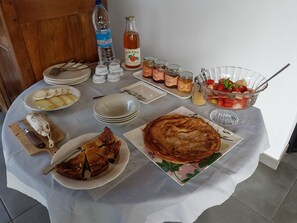 Free daily continental breakfast 