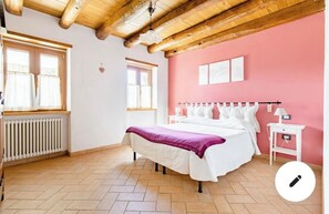Klassieke tweepersoonskamer, 1 kingsize bed | Donsdekens, individueel gedecoreerd, individueel gemeubileerd