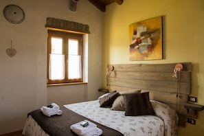 Down duvets, individually decorated, individually furnished - Agriturismo Angiò nel Ceré (Beverino)