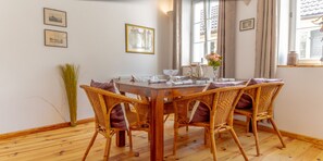 Appartement (Hambacher Schloss) | Dineren in de kamer