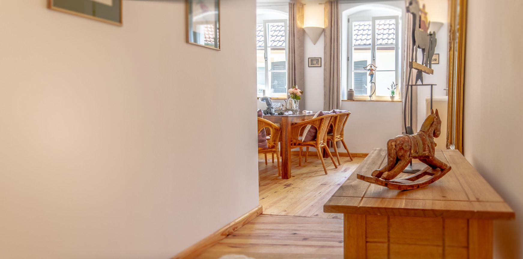 Apartment (Hambacher Schloss) | Essbereich im Zimmer