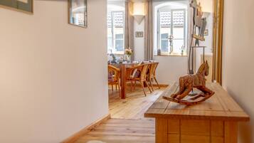 Apartment (Hambacher Schloss) | Essbereich im Zimmer