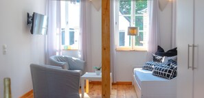 Apartment (Wolfsburg) | Wohnbereich | LCD-Fernseher