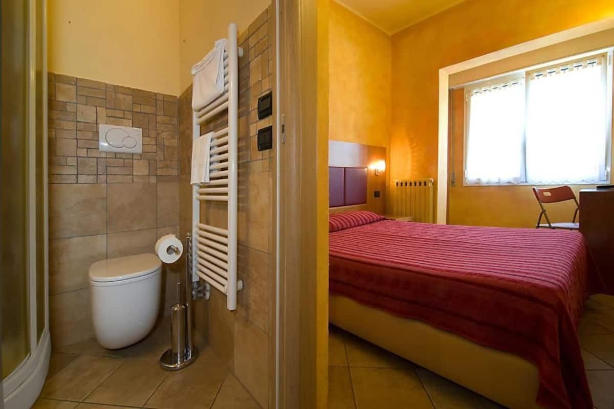 In-room safe, soundproofing, free WiFi, bed sheets