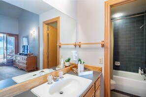 Combined shower/tub, hair dryer, towels