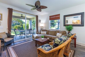 TV, DVD player - Beautiful Condo in Exclusive Hali'i Kai Oceanfront Community (Waikoloa)