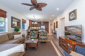TV, DVD player - Beautiful Condo in Exclusive Hali'i Kai Oceanfront Community (Waikoloa)