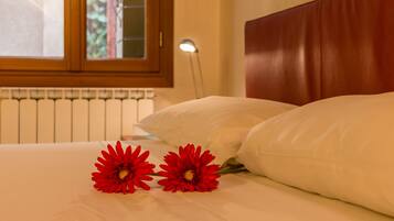 Apartment, 3 Bedrooms | 3 bedrooms, free WiFi, bed sheets