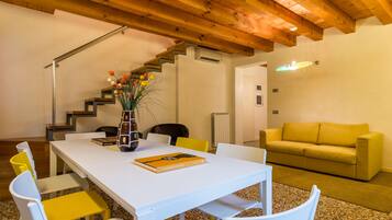Apartment, 3 Bedrooms | In-room dining