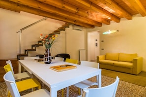 Apartment, 3 Schlafzimmer | Essbereich im Zimmer