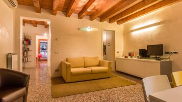 Departamento, 3 habitaciones | Área de sala de estar | Televisión de pantalla plana