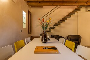 Appartement, 3 chambres | Restauration dans la chambre