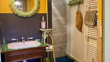 Family Quadruple Room (Dame Nature) | Bathroom | Shower, free toiletries, hair dryer